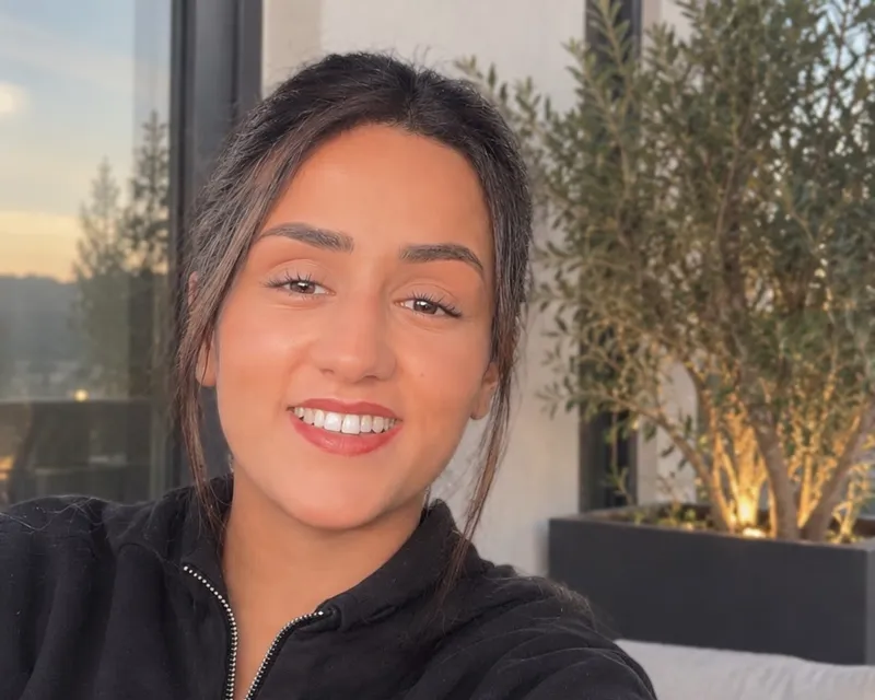 Porträtfoto von Farah Malloul Akrouch, Gründerin der MonCare Alltagsbegleitung