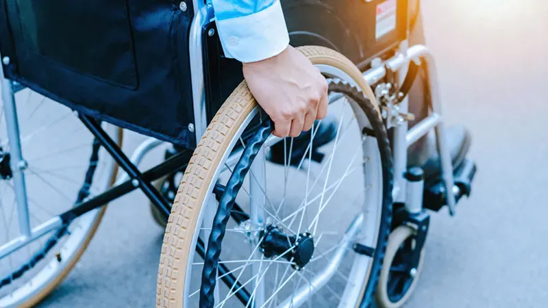 Rad eines Rollstuhls in Nahaufnahme, sinnbildlich für Mobilitätshilfen – Kostenübernahme bei Pflegegrad möglich